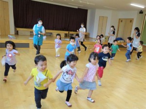 g年少　ホールで遊ぶ (2)